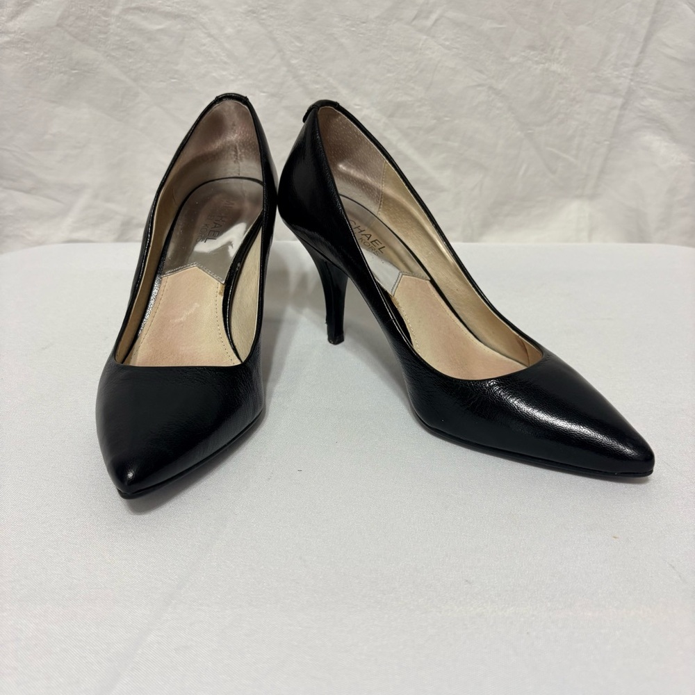 Michael Kors Flex Mid-Heel pumps in black leather. - Picture 2 of 10